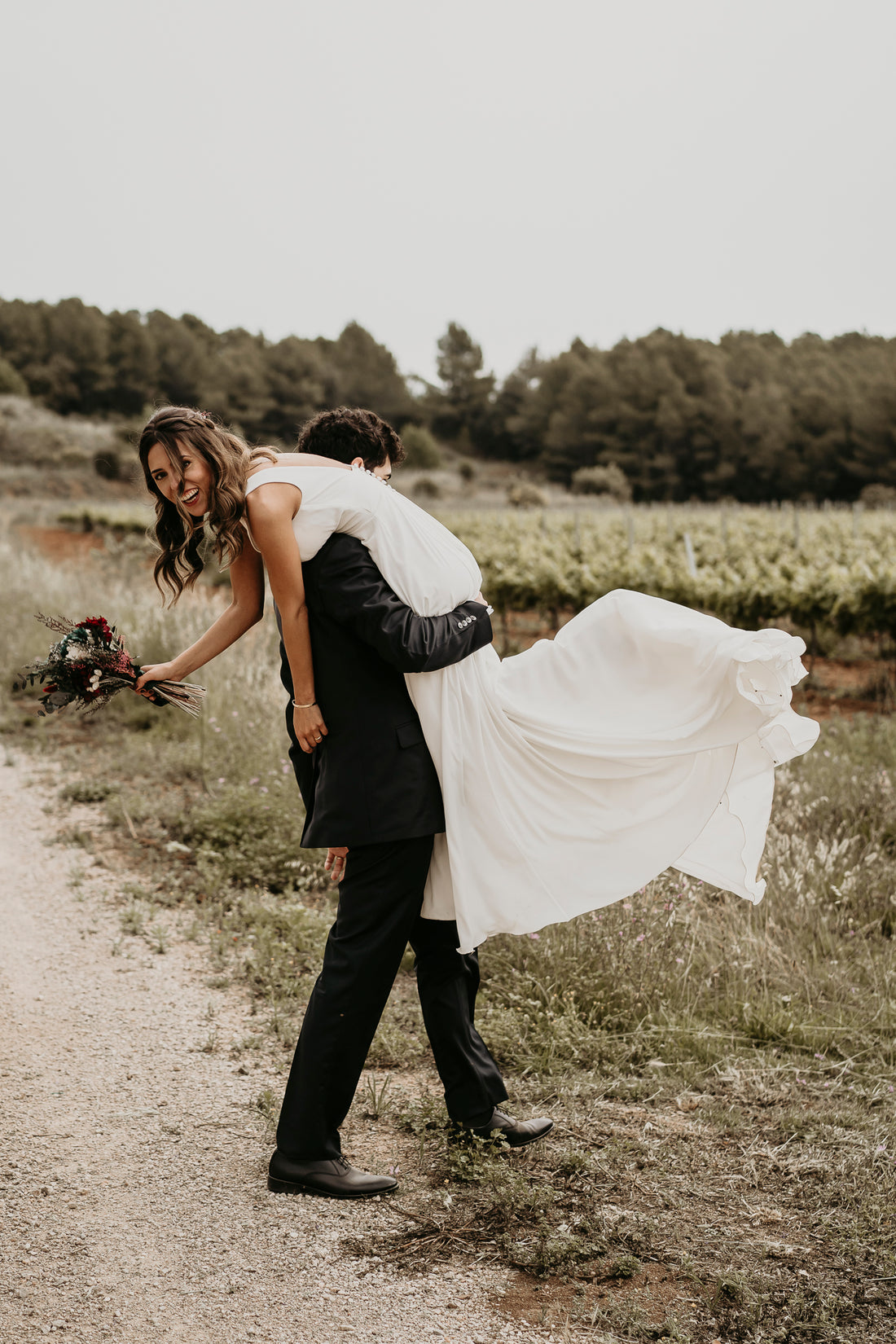 Una boda en un viñedo: La elección de complementos y ramos de novia